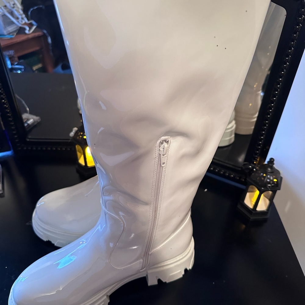 Sz 9 fluffy white boot